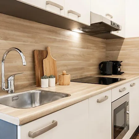 Tiny Loft With Balcony And Wifi Near Hotspots