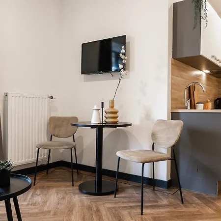 Tiny Loft With Balcony And Wifi Near Hotspots