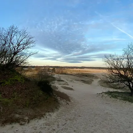 Stylish With Balcony, Near Station Apartamento
