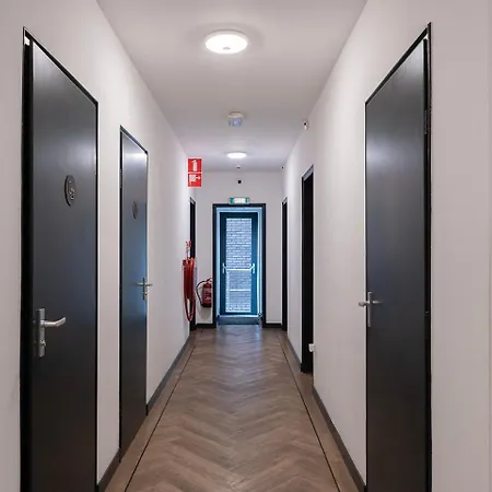 Stylish With Balcony, Near Station Apartamento