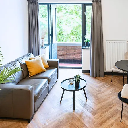 Stylish With Balcony, Near Station Apartamento *