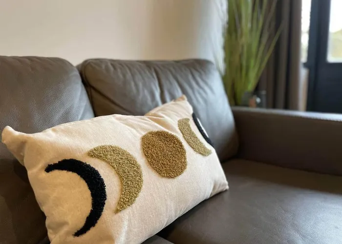 Stylish With Balcony, Near Station Apartament