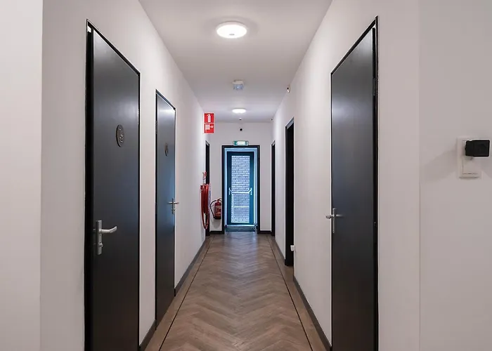 Stylish With Balcony, Near Station Apartmán