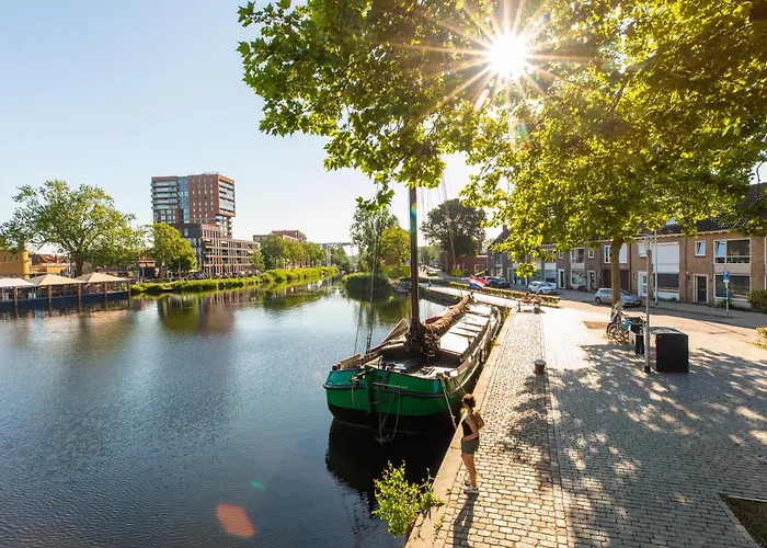 Stylish With Balcony, Near Station Apartment *