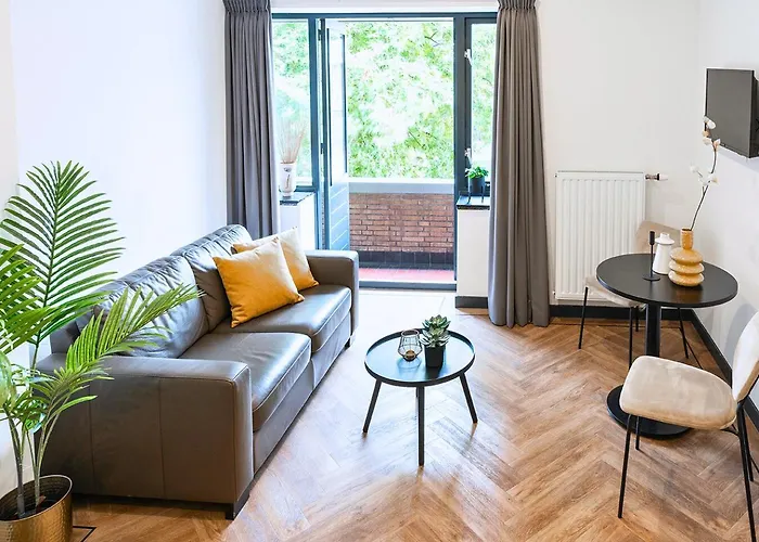 Stylish With Balcony, Near Station Apartament *