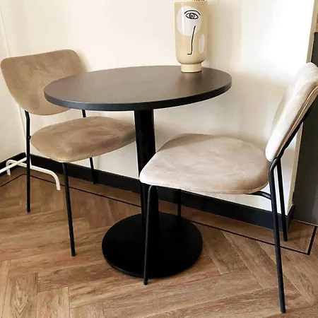 Stylish With Balcony, Near Station Apartamento *